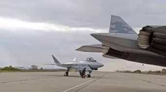 Tiêm kích tàng hình Su-75 Checkmate bất ngờ xuất hiện trên đường băng