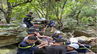 Kịp thời cứu hộ người leo núi Hàm Lợn bị ngã