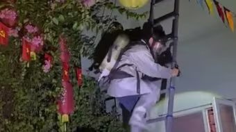 Giải cứu 3 người mắc kẹt trong đám cháy tại phường Ngọc Hà