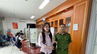 Công an phường Ngọc Hà trao trả tài sản đánh rơi cho người dân