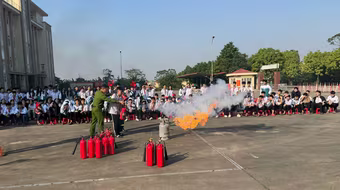 Học sinh THCS Tân Hội hào hứng học kỹ năng thoát nạn, chữa cháy
