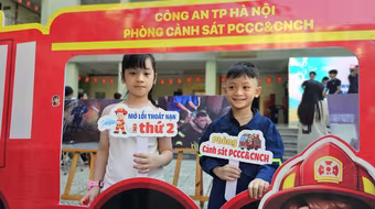 Học sinh phường Đống Đa hóa thân lính cứu hỏa