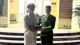 Công an phường Bồ Đề trả lại túi xách cho người đánh rơi