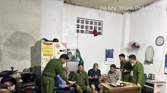 Công an phường Tương Mai làm sạch dữ liệu đăng ký phương tiện và giấy phép lái xe