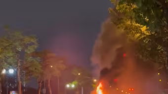 Đang lưu thông, ô tô bốc cháy giữa trời mưa