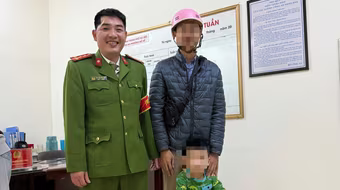 Cảnh sát khu vực xác minh nhanh, giúp bé trai đi lạc về với gia đình