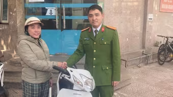 Công an phường Bồ Đề trao trả xe máy cho người dân để quên trên phố Ngô Gia Khảm