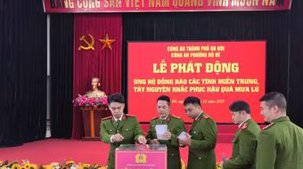 Tấm lòng sẻ chia của Công an phường Bồ Đề với đồng bào vùng chịu ảnh do mưa lũ kéo dài