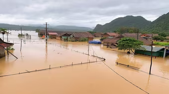 [CLIP] Nước lũ dâng ngang ngực người dân phải di chuyển bằng ghe
