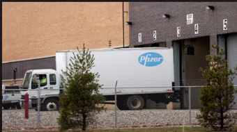 Xe tải chở vắc xin phòng Covid-19 bắt đầu lăn bánh trong chiến dịch lịch sử ở Mỹ 