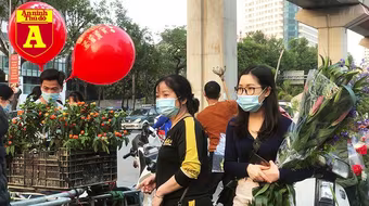 [ẢNH] Chợ chiều 30 Tết đông vui hiếm thấy, người mua tấp nập, hàng hoá 'giữ giá'