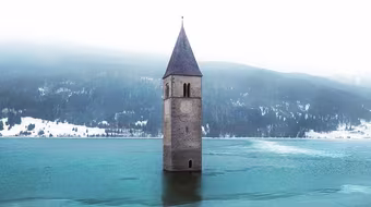 [ẢNH] Ngôi làng ma mị nổi lên từ đáy hồ sau 71 năm bị nhấn chìm