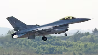 Chấn động: Chiến đấu cơ KF-16 Hàn Quốc ném bom nhầm xuống khu dân cư 