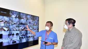 Thủ tướng Phạm Minh Chính kiểm tra, chỉ đạo, động viên công tác chống dịch tại Bình Dương