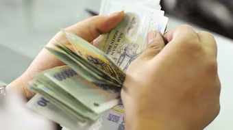 Từ năm 2026, người vi phạm hành chính sẽ bị cưỡng chế khấu trừ tới 30% lương, 50% thu nhập