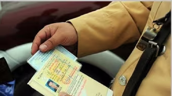 Lái xe ‘dính’ 2 lỗi vi phạm giao thông trở lên bị trừ điểm bằng lái ra sao?