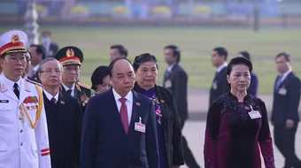 Các đại biểu dự Đại hội XIII đặt vòng hoa, viếng Chủ tịch Hồ Chí Minh