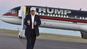 Máy bay chở cựu Tổng thống Mỹ Donald Trump phải hạ cánh khẩn cấp