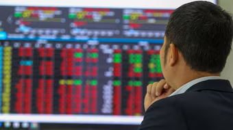 Thị trường chứng khoán “đỏ lửa”, VN-Index mất gần 61 điểm