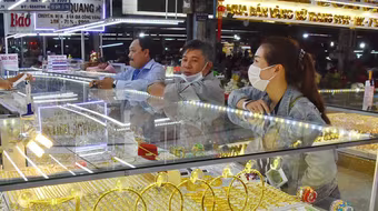 Giá vàng lại lập kỷ lục mới, vàng nhẫn tiến sát ngưỡng 94 triệu đồng/lượng