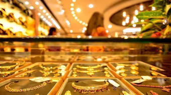 Liên tục xô đổ kỷ lục, giá vàng chiều nay chạm mốc 96,5 triệu đồng/lượng