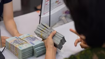 Lo khó khăn của nền kinh tế sẽ dồn lên ngân hàng