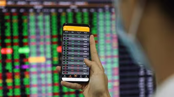 Chứng khoán hôm nay: VNIndex tăng hơn 8 điểm, dòng tiền hướng vào cổ phiếu nhỏ và vừa