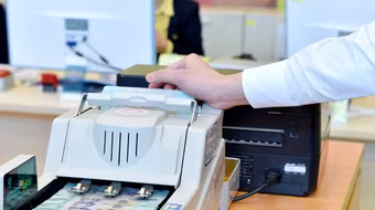 Tín hiệu tích cực từ ngân hàng: Chi phí vốn giảm, nợ xấu đang được "hãm phanh"