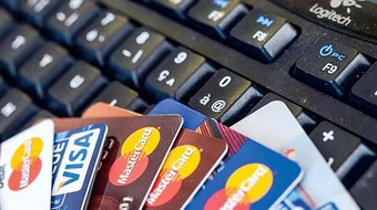 Ngân hàng mập mờ tính phí, lãi, khách hàng mở thẻ tràn lan, ngã ngửa vì bỗng dưng mắc nợ