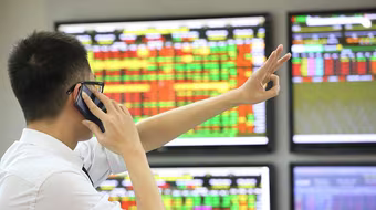 Cổ phiếu thép nổi sóng, VN-Index vượt 1.300 điểm sau hơn 8 tháng