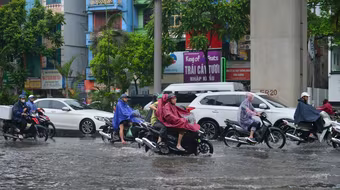 Nhiều tuyến phố Hà Nội ngập sau mưa lớn