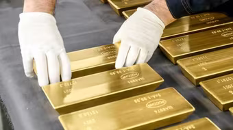 Giá vàng tăng sau khi Mỹ dọa áp thuế 100% lên hàng hóa Trung Quốc