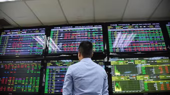 VN-Index thành công vượt đỉnh 1.700 điểm