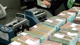 Bất chấp lãi suất thấp, tiền gửi vào hệ thống ngân hàng vẫn lập kỷ lục mới