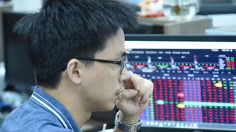 Loạt cổ phiếu lớn bị bán mạnh, chứng khoán giảm sâu phiên cuối tuần