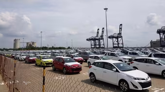 Nhập khẩu, tiêu thụ ô tô giảm mạnh trong tháng đầu năm