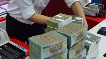 Tiền gửi lập đỉnh mới, nhiều ngân hàng vẫn “khát vốn”