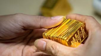 Giá vàng tiếp tục vọt lên mức kỷ lục mới khi Fed giữ nguyên lãi suất