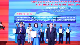 Chủ tịch Công đoàn trụ sở chính Vietcombank nhận giải thưởng Nguyễn Văn Linh