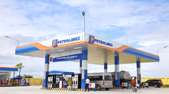 Giá xăng dầu giảm sâu, tác động đến ngành nào?