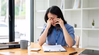 Cười ra nước mắt chuyện lương nhân viên bảo hiểm mỗi tháng mua được 1 lượng vàng