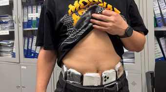 Thủ đoạn tinh vi của hai hành khách xách lậu hơn 120 chiếc điện thoại trên máy bay