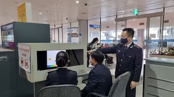 Từ 15-8: Áp dụng quy trình mới nhất để kiểm tra người nhập cảnh mang theo vàng, ngoại tệ, đá quý 