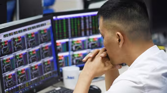 Cổ phiếu lớn bị bán mạnh, VN-Index giảm sâu hơn 30 điểm