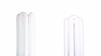 Cảnh giác với đèn compact chống ẩm nhái