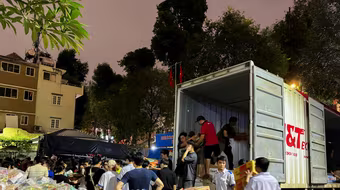 Xuyên đêm vận chuyển hàng cứu trợ đến bà con vùng lũ 