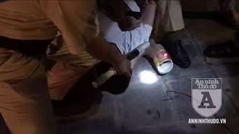 [CLIP] Cảnh sát 141 dùng võ thuật trấn áp kẻ nuốt ma túy liều lĩnh