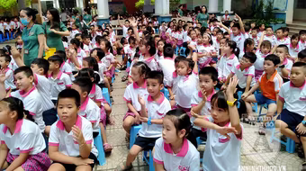 Học sinh trường tiểu học Lê Văn Tám hào hứng với buổi tuyên truyền ATGT