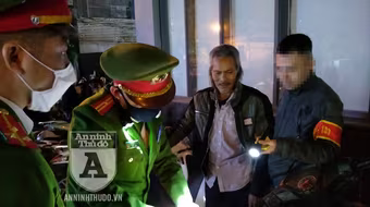 [CLIP] Vừa mua heroin, người đàn ông nhiều tuổi 'đầu trần' định thông chốt 141