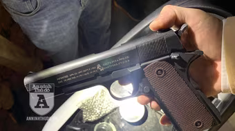 Phát hiện đối tượng thủ súng bắn bi sắt lang thang đi chơi Tết